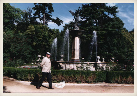 El escritor paseando por el Parque del Campo Grande, Valladolid, 2004.