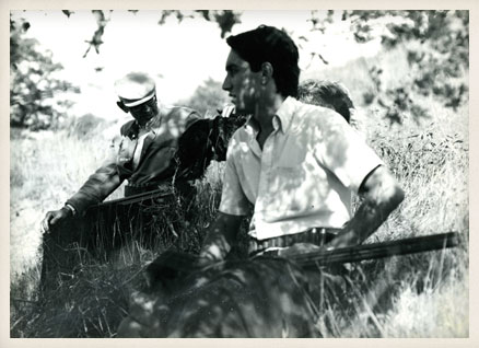 Miguel Delibes y su hijo Germán con su perro Grin. Quintanilla de Abajo (Valladolid), 1979.