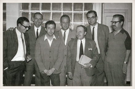 Miguel Delibes con el novelista Luis Berenguer y parte del equipo de redacción de El Norte de Castilla (J. J. Rodero, Jiménez Lozano, Carlos Campoy y Emilio Salcedo).